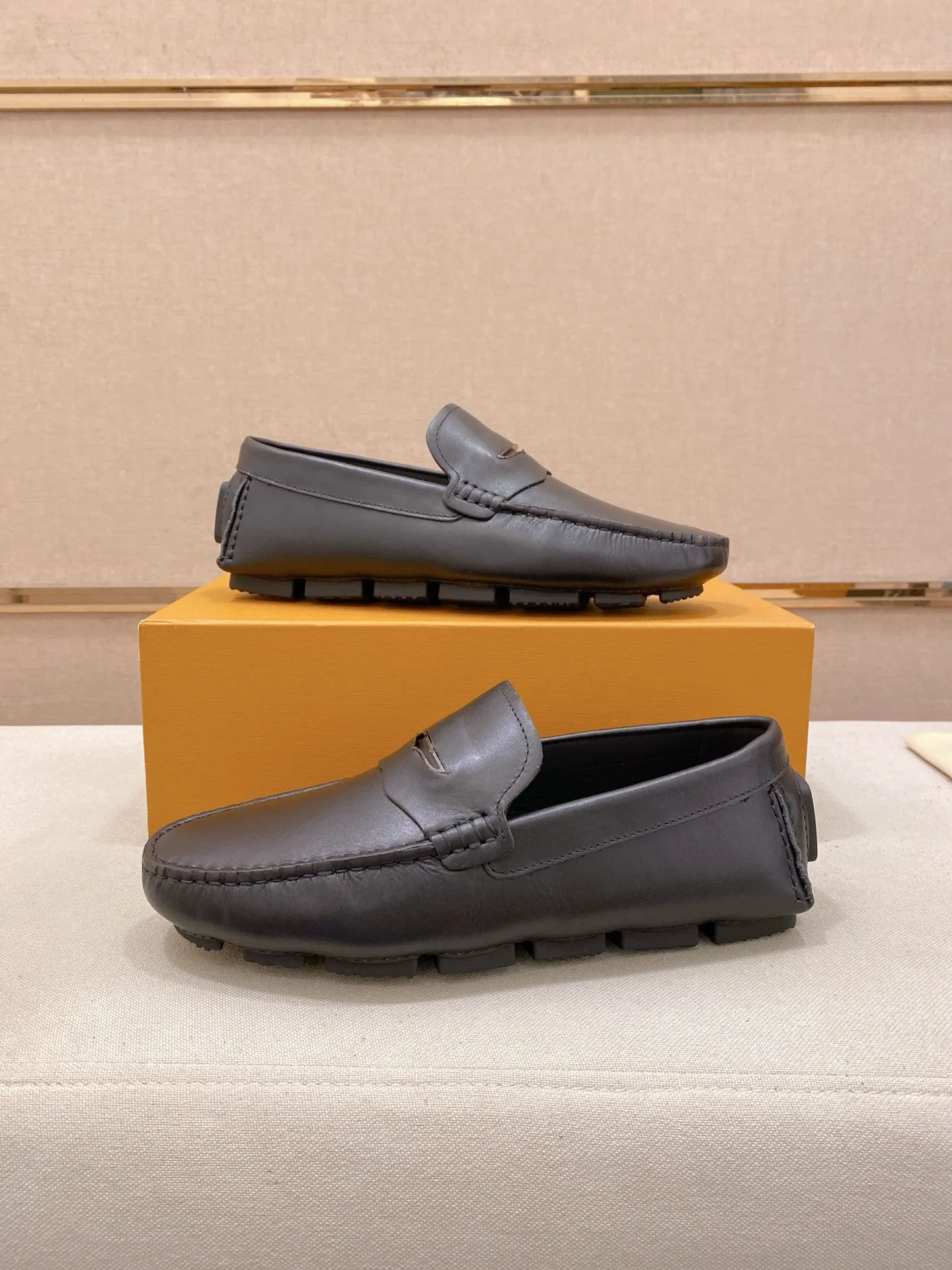 Factory price: 500💰High-end quality! LV 🆕🆕Exclusive hot-selling products in stock🔥🔥New products on the shelves, high-quality Ferragamo men's pea shoes, high-end casual driving shoes, with complete packaging! 💪 💪 Material: imported first-layer cowhide 🐂 + imported high-quality buffalo leather lining + wear-resistant outsole 👍🏻👍🏻 Features: high-end and comfortable, purely handmade 🚀 🚀 Create the perfect shoes that suit you best 🔥 🔥 Size: (38-44) 45 standard size can be customized!